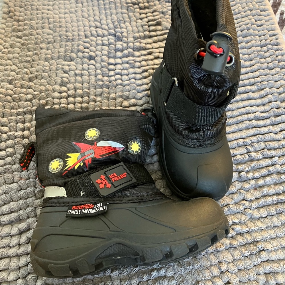 Enfant snow boots with blinking lights. Size 7